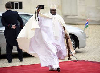 4842490_7_384a_le-president-gambien-yahya-jammeh-devant-le_7f72dcec83589609867862c113011a75.jpg