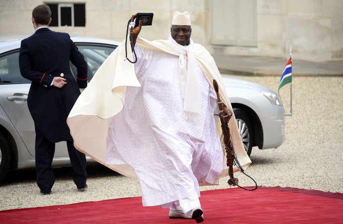 4842490_7_384a_le-president-gambien-yahya-jammeh-devant-le_7f72dcec83589609867862c113011a75.jpg