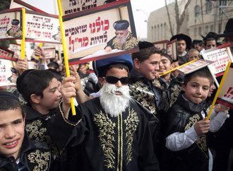 624668-des-juifs-ultra-orthodoxes-manifestent-a-jerusalem-le-2-mars-2014.jpg