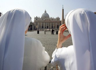 648x415_deux-religieuses-devant-place-saint-pierre-vatican.jpg