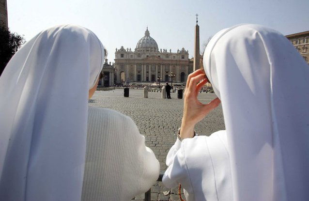 648x415_deux-religieuses-devant-place-saint-pierre-vatican.jpg