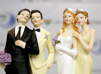 648x415_illustration-figurines-exposees-lors-salon-mariage-homosexuel-a-paris-27-avril-2013.jpg