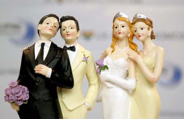 648x415_illustration-figurines-exposees-lors-salon-mariage-homosexuel-a-paris-27-avril-2013.jpg