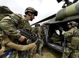 648x415_soldats-colombiens-montent-a-bord-helicoptere-a-quibdo-19-novembre-2014-ou-general-ete-enleve-farc.jpeg