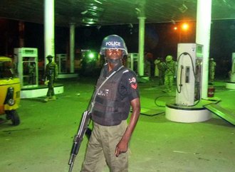 710929-des-policiers-patrouillant-a-kano-dans-le-nord-du-nigeria-le-14-novembre-2014.jpg