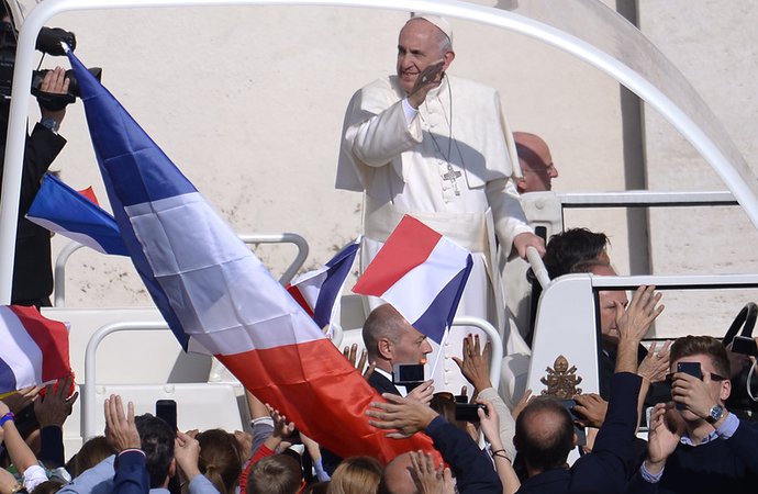 7780152610_vatican-des-centaines-de-francais-reunis-pour-la-canonisation-des-parents-de-therese-de-lisieux.jpg