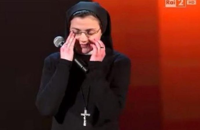 cette-religieuse-a-mis-le-feu-a-la-scene-de-the-voice-italie-201307_w1000.jpg