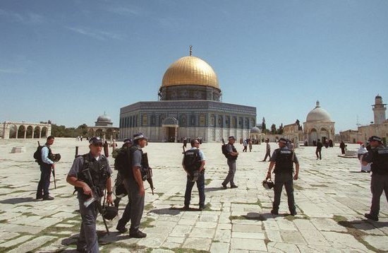 des-policiers-israeliens-sur-l-esplanade-des-mosquees-a-jerusalem-est-le-20-avril-2001_5414121.jpg