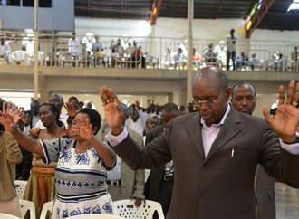 des-rwandais-prient-dans-une-eglise-evangelique-le-6-avril-2014-a-kigali-la-veille-de-la-celebration-du-20e-anniversaire-du-genocide_4872741.jpg