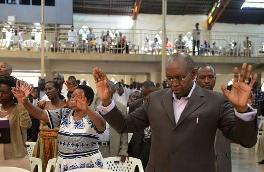 des-rwandais-prient-dans-une-eglise-evangelique-le-6-avril-2014-a-kigali-la-veille-de-la-celebration-du-20e-anniversaire-du-genocide_4872741.jpg