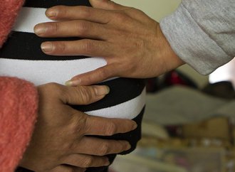 enceinte-bebe-mains-reuters.jpg