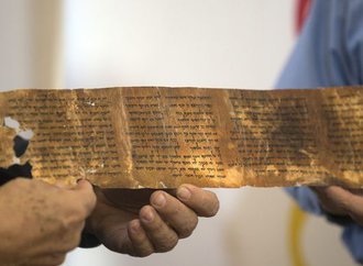 le-manuscrit-le-plus-ancien-des-10-commandements-presente-a-jerusalem-le-18-decembre-2012_5334025.jpg